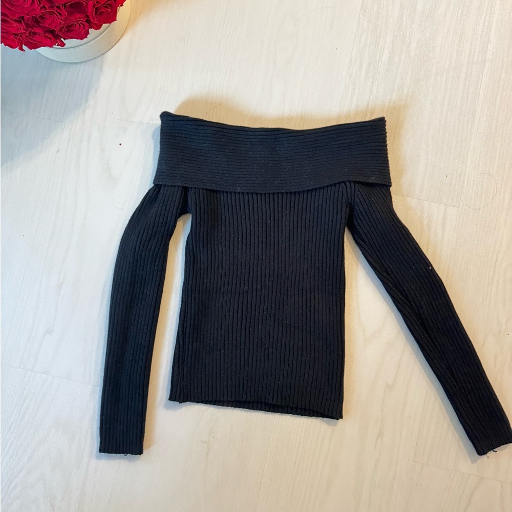 Open shoulders knit sweater black